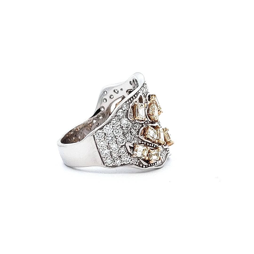 Asymmetric Spotlight Ring